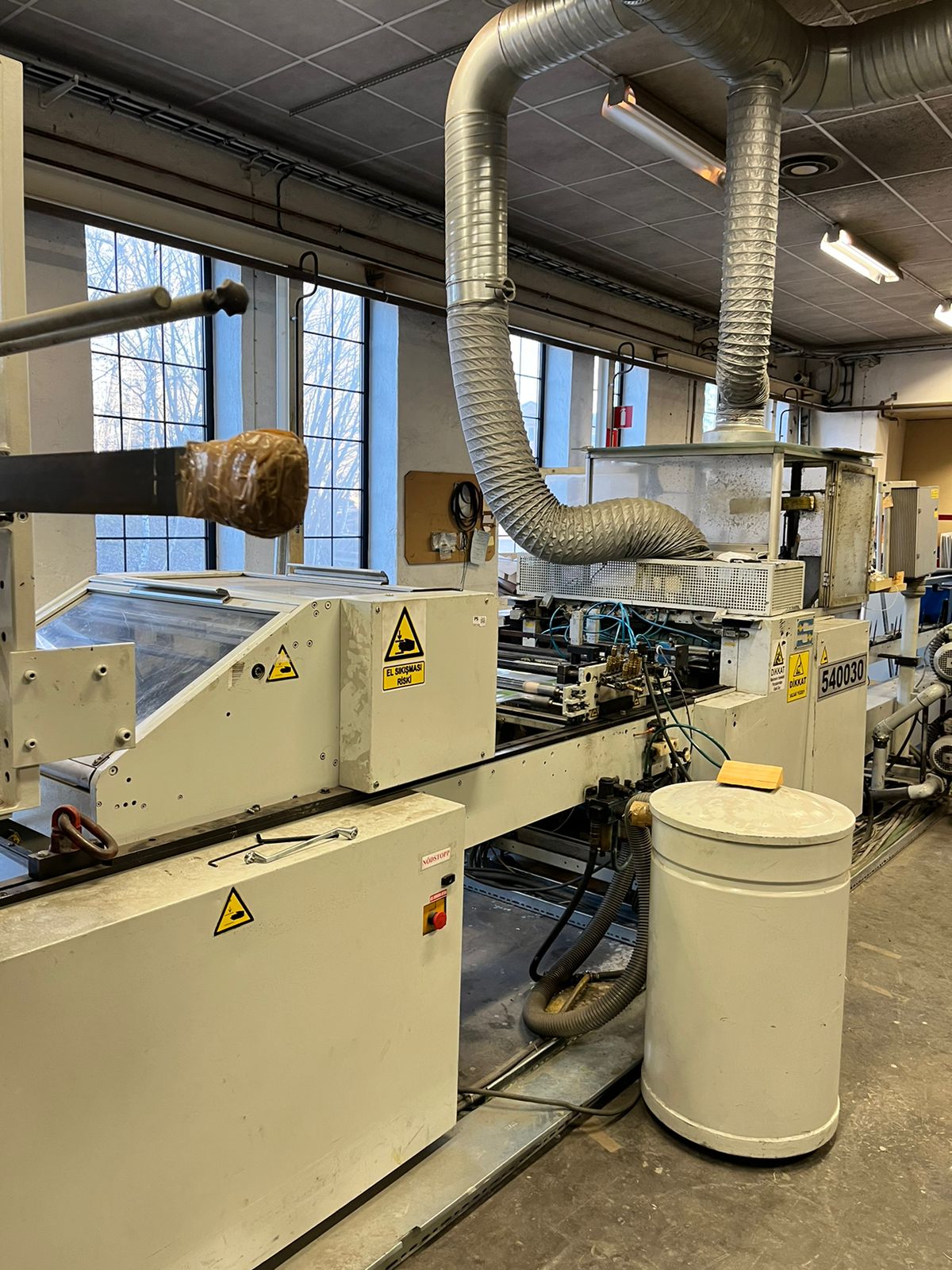 Working area with exhaust hood