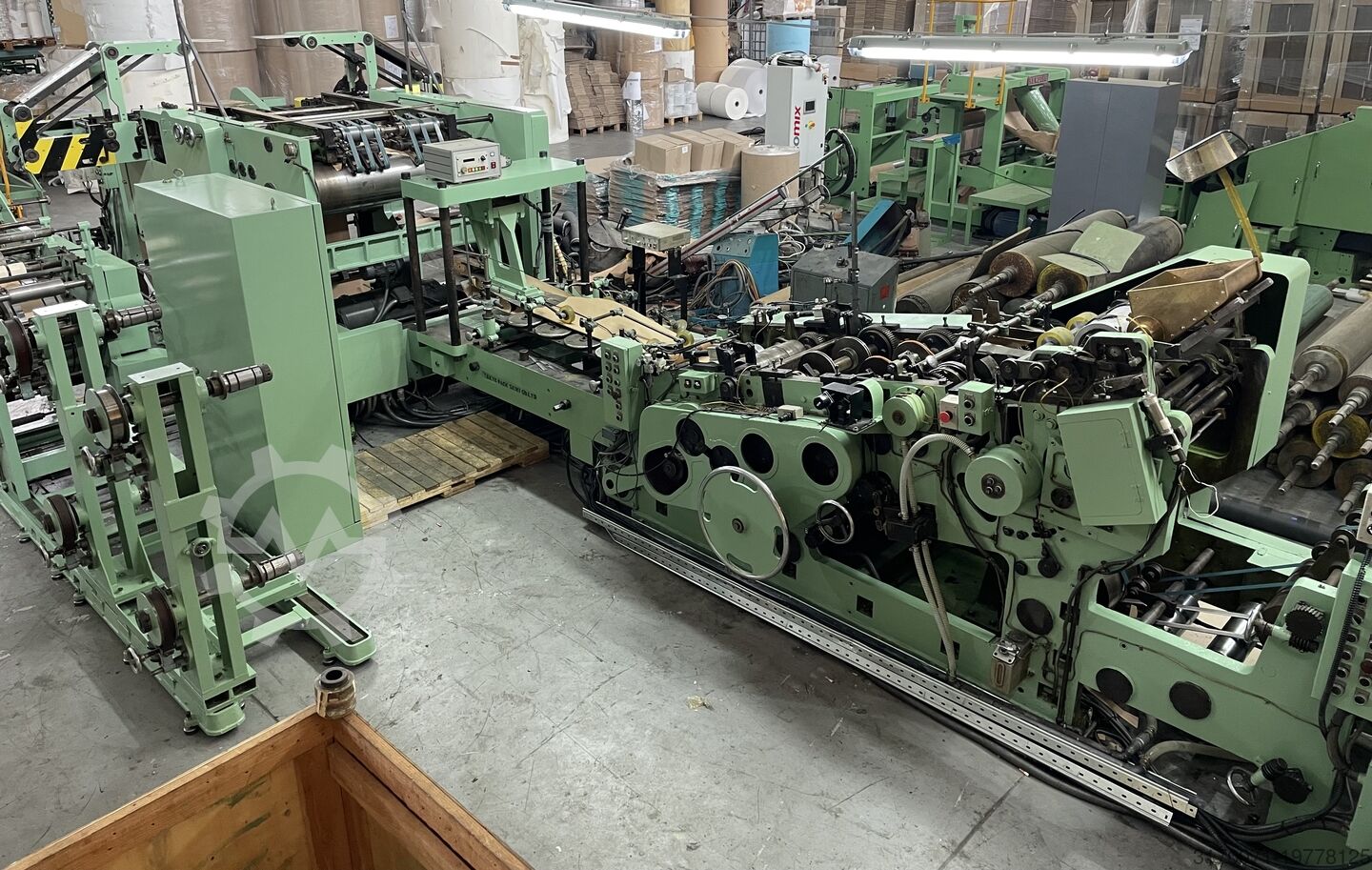 Bottom gluing unit